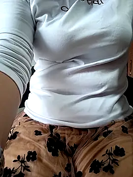 Snapshot of TiffinyLaz chatting on November 4, 2025, 2:54 am TiffinyLaz online show from November 4, 2025, 2:54 am