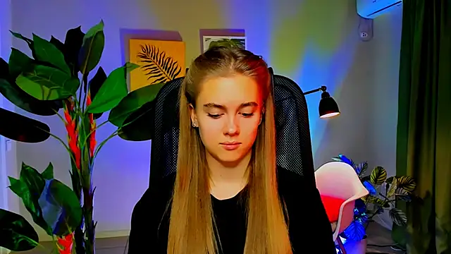 JuneWoods online show from December 4, 2025, 6:23 am