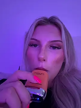 blondeeee online show from June 24, 2026, 3:44 pm