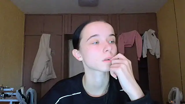 Emilia Light online show from October 30, 2025, 7:32 am