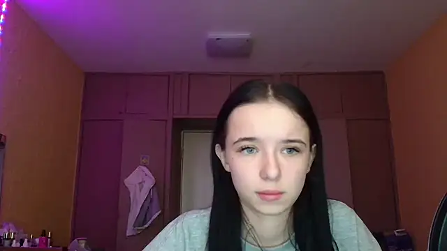 Emilia Light online show from April 8, 2026, 6:46 am