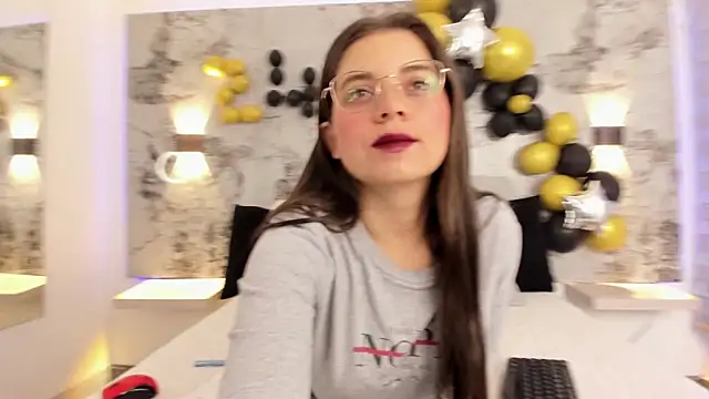 ZOE LE online show from April 16, 2026, 11:55 am