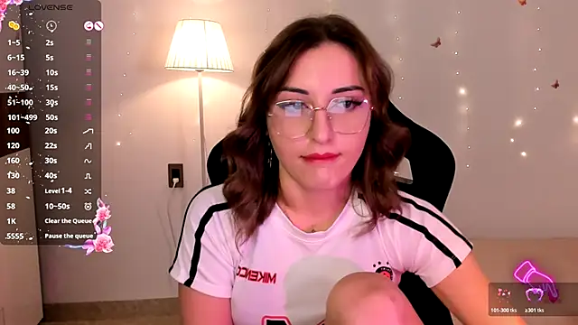 AmyVilvet  online show from November 17, 2025, 6:14 pm