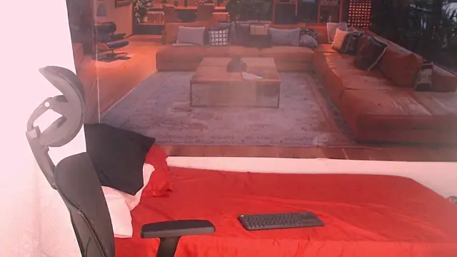 Snapshot of RomeoMillerr chatting on December 3, 2025, 7:01 pm RomeoMillerr online show from December 3, 2025, 7:01 pm