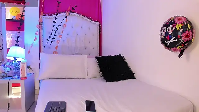 Snapshot of XaanderGrey chatting on October 28, 2025, 7:27 pm XaanderGrey online show from October 28, 2025, 7:27 pm