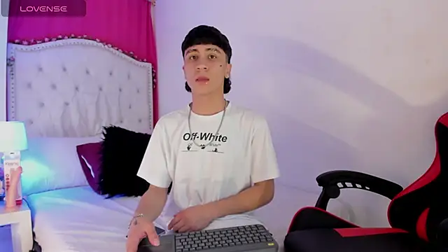 Snapshot of XaanderGrey chatting on November 5, 2025, 7:36 pm XaanderGrey online show from November 5, 2025, 7:36 pm