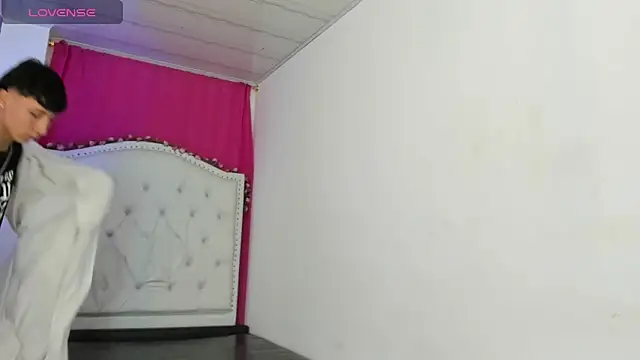 Snapshot of XaanderGrey chatting on November 17, 2025, 7:08 pm XaanderGrey online show from November 17, 2025, 7:08 pm