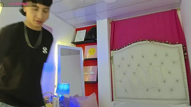 Snapshot of XaanderGrey chatting on November 25, 2025, 7:36 pm XaanderGrey online show from November 25, 2025, 7:36 pm