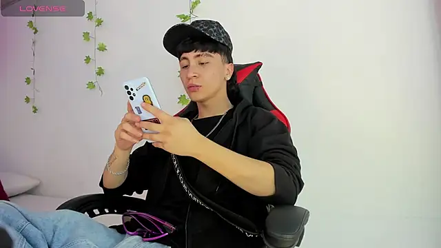 Snapshot of XaanderGrey chatting on December 13, 2025, 7:53 pm XaanderGrey online show from December 13, 2025, 7:53 pm