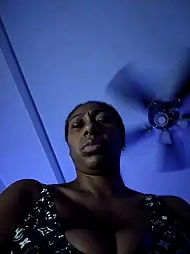 Snapshot of MadamGlam chatting on September 28, 2025, 3:34 am MadamGlam online show from September 28, 2025, 3:34 am