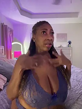 Snapshot of MadamGlam chatting on October 1, 2025, 2:23 pm MadamGlam online show from October 1, 2025, 2:23 pm