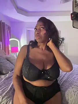 Snapshot of MadamGlam chatting on October 7, 2025, 1:52 pm MadamGlam online show from October 7, 2025, 1:52 pm