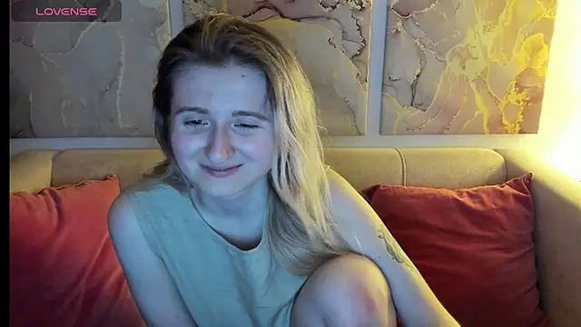 Snapshot of CamillaDreamer chatting on April 19, 2026, 6:10 pm CamillaDreamer online show from April 19, 2026, 6:10 pm
