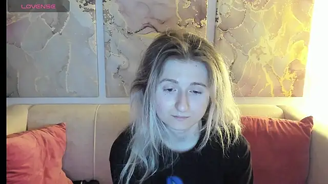 Snapshot of CamillaDreamer chatting on April 22, 2026, 12:35 am CamillaDreamer online show from April 22, 2026, 12:35 am