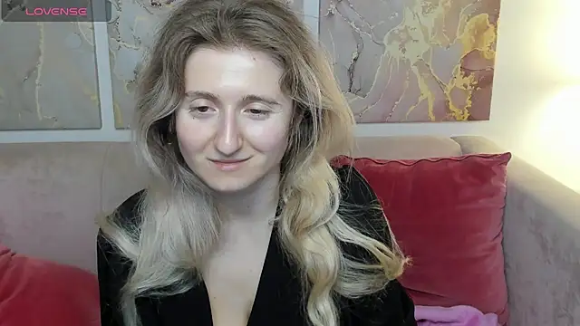 Snapshot of CamillaDreamer chatting on May 4, 2026, 12:50 am CamillaDreamer online show from May 4, 2026, 12:50 am