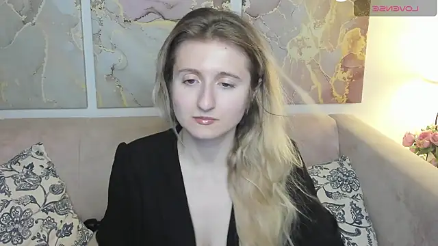 Snapshot of CamillaDreamer chatting on May 15, 2026, 11:28 am CamillaDreamer online show from May 15, 2026, 11:28 am