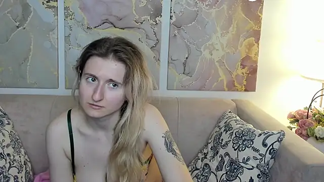 Snapshot of CamillaDreamer chatting on May 22, 2026, 12:18 am CamillaDreamer online show from May 22, 2026, 12:18 am
