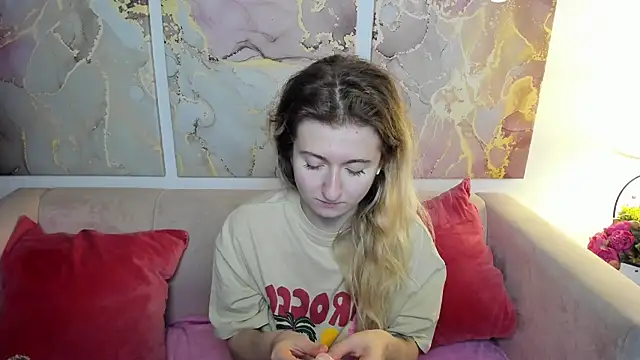 Snapshot of CamillaDreamer chatting on June 7, 2026, 7:28 pm CamillaDreamer online show from June 7, 2026, 7:28 pm
