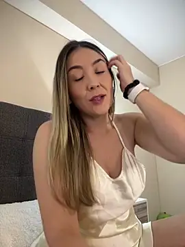 Snapshot of Mariana_gom chatting on May 4, 2026, 12:34 pm Mariana gom online show from May 4, 2026, 12:34 pm