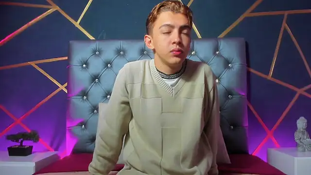 Lian Miller1  online show from October 30, 2025, 12:28 pm