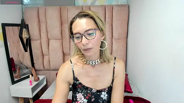 Issa Milf   online show from April 15, 2026, 8:09 pm