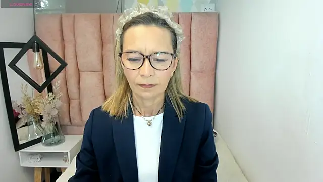 Issa Milf   online show from May 28, 2026, 1:08 pm