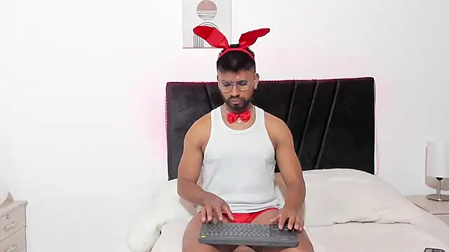 Taylormaccurdy  online show from October 31, 2025, 1:45 pm