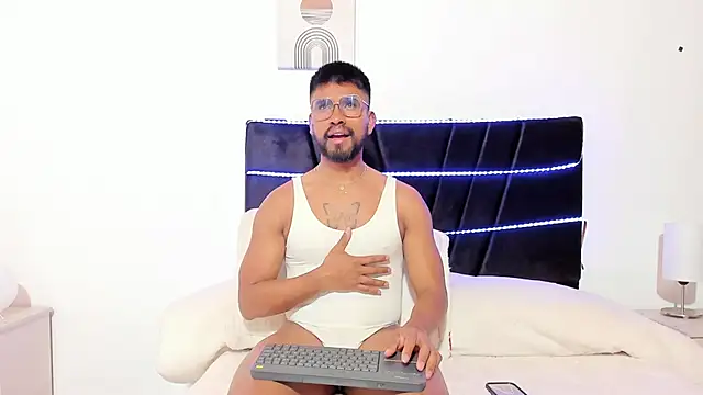 Taylormaccurdy  online show from November 18, 2025, 4:00 pm