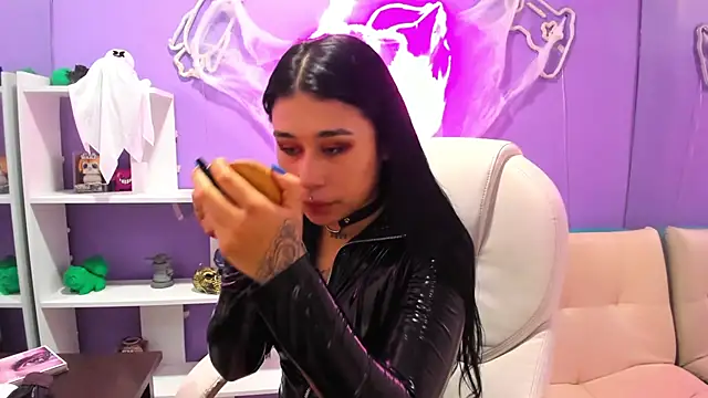 SusanVilla online show from October 25, 2025, 2:56 pm