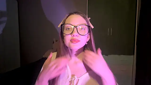 EmiIyKitty online show from November 10, 2025, 7:24 pm