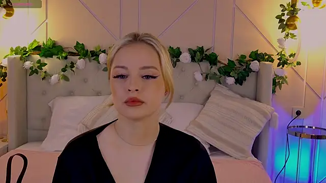 Snapshot of EllyLinn chatting on April 23, 2026, 4:42 pm EllyLinn online show from April 23, 2026, 4:42 pm
