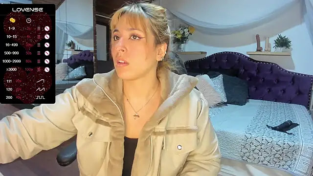 sophialyh 1 online show from October 9, 2025, 12:47 pm