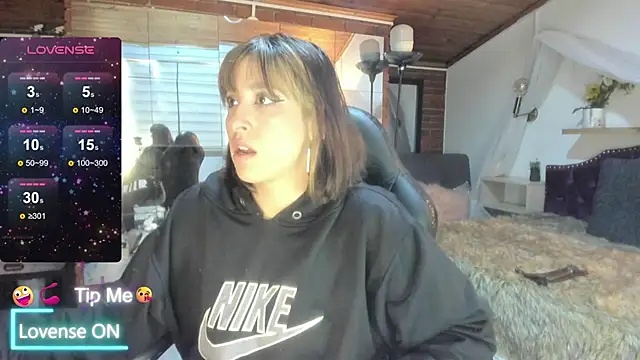 sophialyh 1 online show from April 13, 2026, 1:05 pm