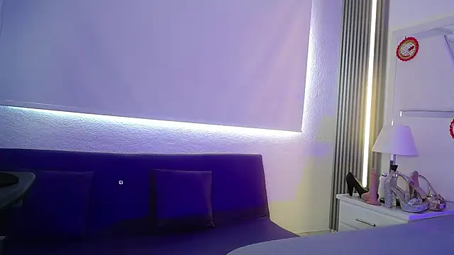 chloe  Jones  online show from December 18, 2025, 12:55 pm