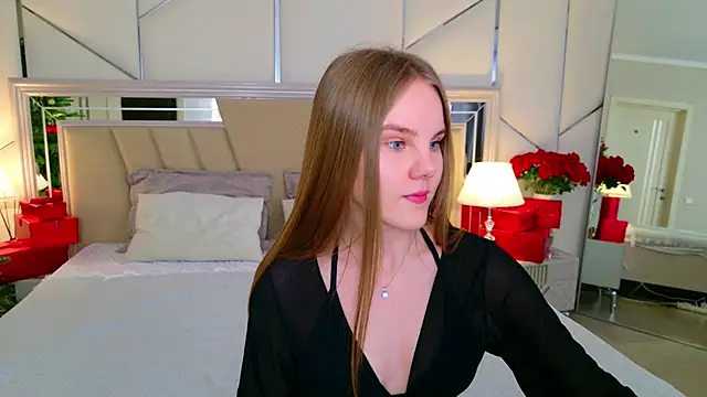 Lili Lohan online show from December 15, 2025, 5:17 pm