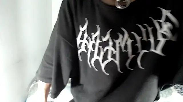 Snapshot of Kuregari_xs chatting on December 15, 2025, 1:43 am Kuregari xs online show from December 15, 2025, 1:43 am