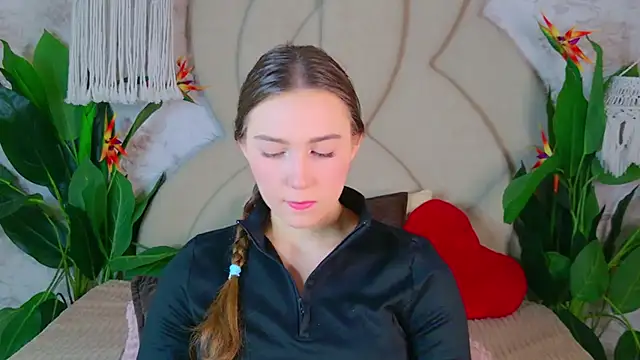 Snapshot of OliviaLay chatting on November 20, 2025, 6:35 am OliviaLay online show from November 20, 2025, 6:35 am