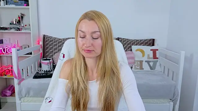 MysticRoxanne online show from December 21, 2025, 10:44 am