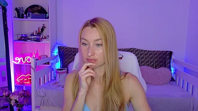 Snapshot of MysticRoxanne chatting on December 23, 2025, 6:55 am MysticRoxanne online show from December 23, 2025, 6:55 am