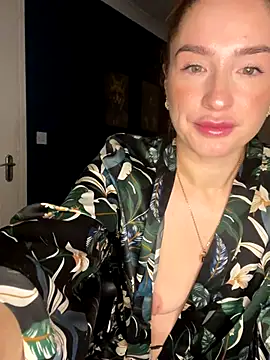 Cherry-L-28 online show from November 28, 2025, 6:27 am