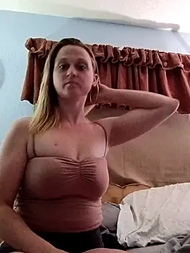 Queen2454 online show from April 24, 2026, 10:07 am