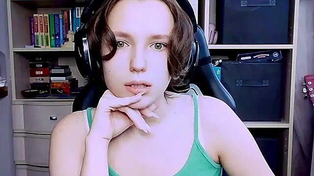 Snapshot of Diana-back chatting on October 11, 2025, 7:51 am Diana-back online show from October 11, 2025, 7:51 am