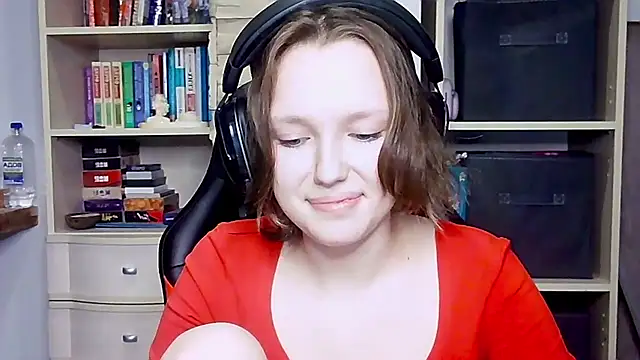 Snapshot of Diana-back chatting on October 18, 2025, 1:56 pm Diana-back online show from October 18, 2025, 1:56 pm