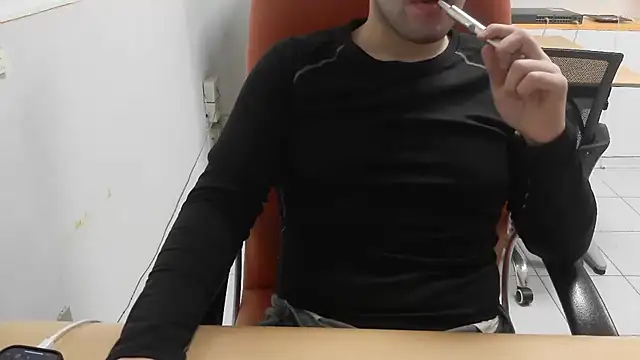 Snapshot of cazzo18cm3 chatting on December 16, 2025, 12:32 pm cazzo18cm3 online show from December 16, 2025, 12:32 pm