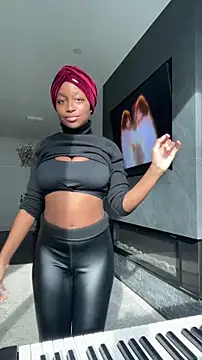 Snapshot of tia___fox chatting on December 1, 2025, 5:40 pm tia fox online show from December 1, 2025, 5:40 pm