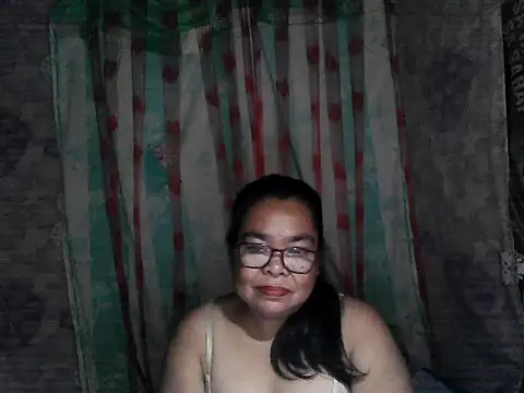Snapshot of cris_tita chatting on March 8, 2026, 2:32 pm cris tita online show from March 8, 2026, 2:32 pm