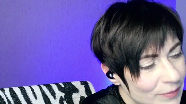 Ashley Brookss online show from November 28, 2025, 4:53 pm