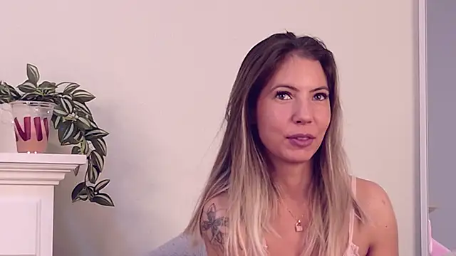 Snapshot of CassieMiles chatting on November 18, 2025, 4:06 am CassieMiles online show from November 18, 2025, 4:06 am