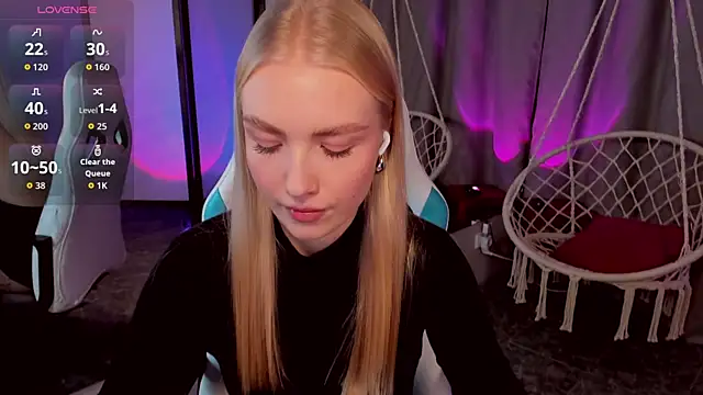 Snapshot of TessaGrays chatting on November 3, 2025, 10:16 am TessaGrays online show from November 3, 2025, 10:16 am