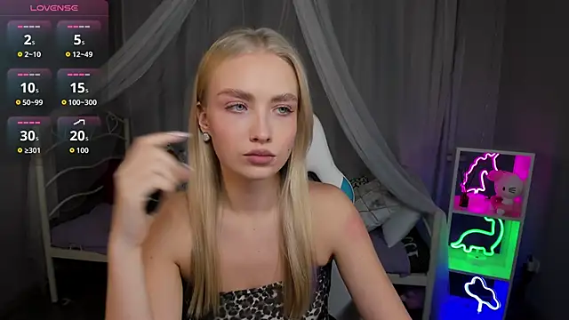 Snapshot of TessaGrays chatting on November 18, 2025, 12:20 pm TessaGrays online show from November 18, 2025, 12:20 pm